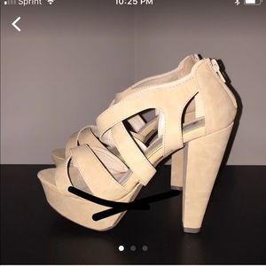 Crossed sandal platform heel